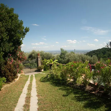 Villa Castel Del Monte Pescia Exterior photo